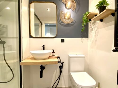 Grifería moderna para baño con acabado elegante instalada sobre lavamanos blanco
